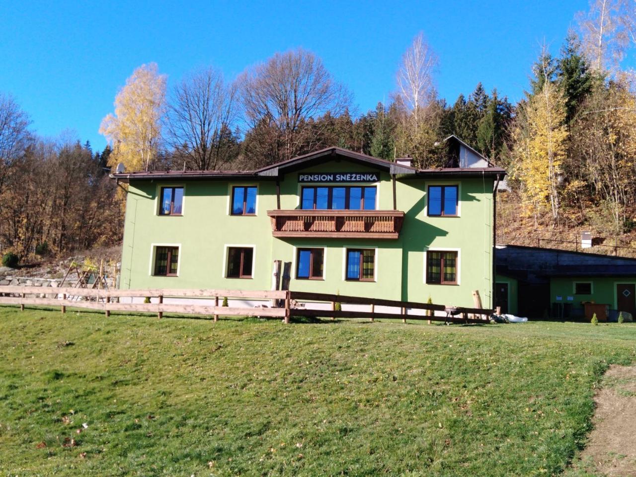 Penzion Sněženka Jiretin pod Bukovou Esterno foto